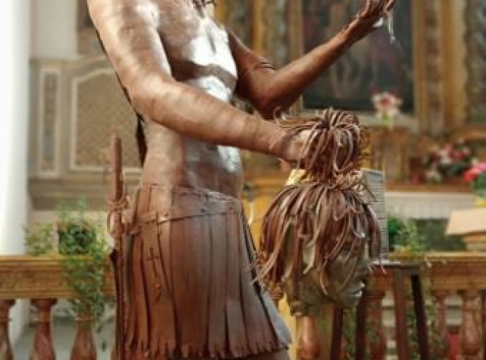 La statua di San Michele Arcangelo di Alberto Bessone, esposta nella chiesa di San Giovanni